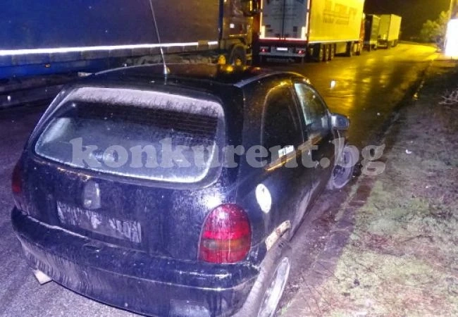 Кола се заби в ТИР на път Е79 край бензиностанция СНИМКИ