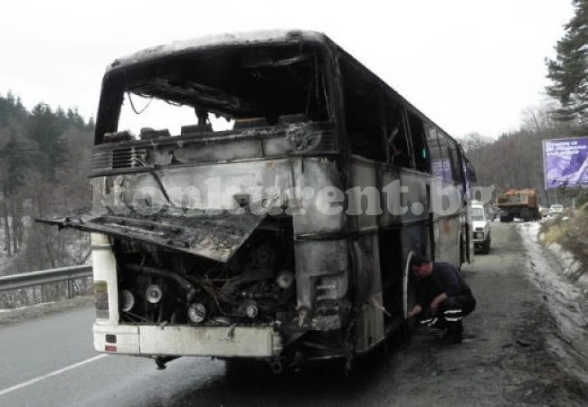 Автобус се запали на автомагистрала \
