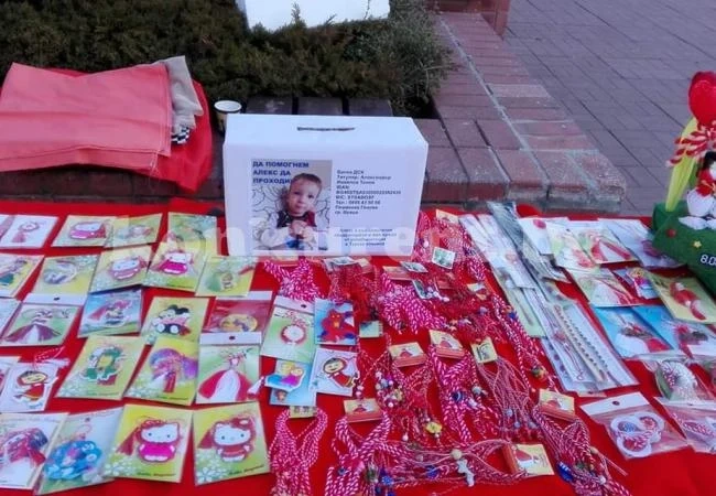 Продават благотворително мартеници във Враца