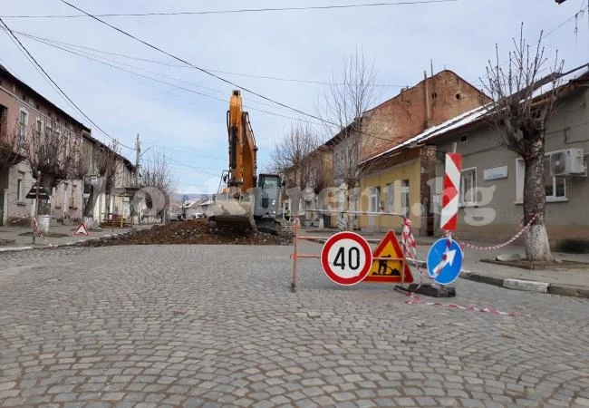 В Роман влязоха багерите, почнаха централния булевард СНИМКИ