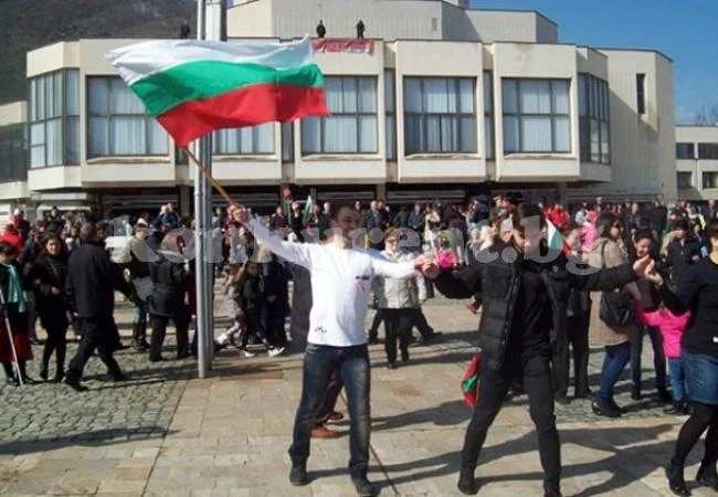 Отбелязваме тържествено 3 март пред паметника на Ботев