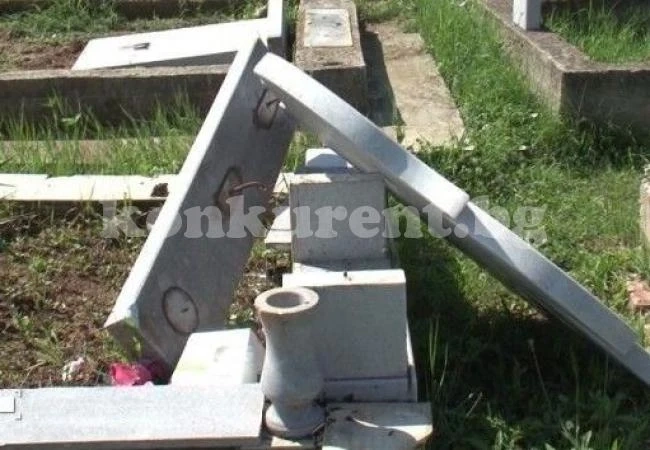 Невръстни потрошили надгробни паметници