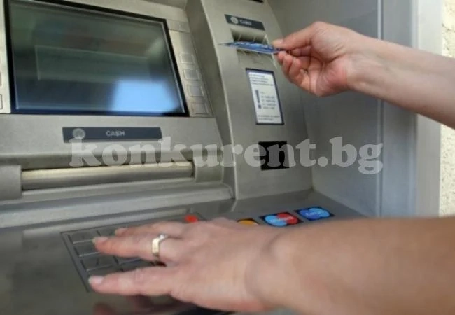 Мъж поиска да изтегли пари от банкомат, но там го чакаше смъртна заплаха (ВИДЕО)