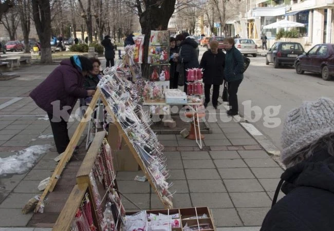 Алеята на кестените се превърна в Алеята на мартениците