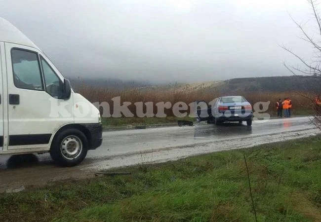 Дядо заби „Рено“ в канавка, ранена е пътничка в колата