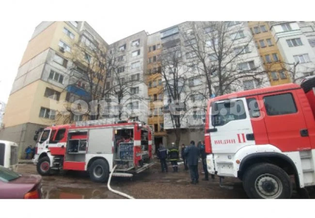 Огнеборци евакуираха двама от горящ апартамент