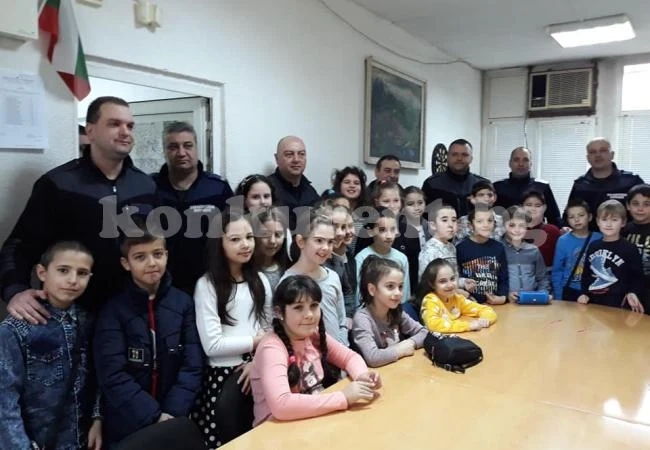 Третокласници подариха мартенички на полицаи (СНИМКИ)