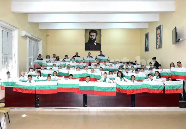 Раздадоха знамена на ученици в I клас от училище „Христо Ботев”