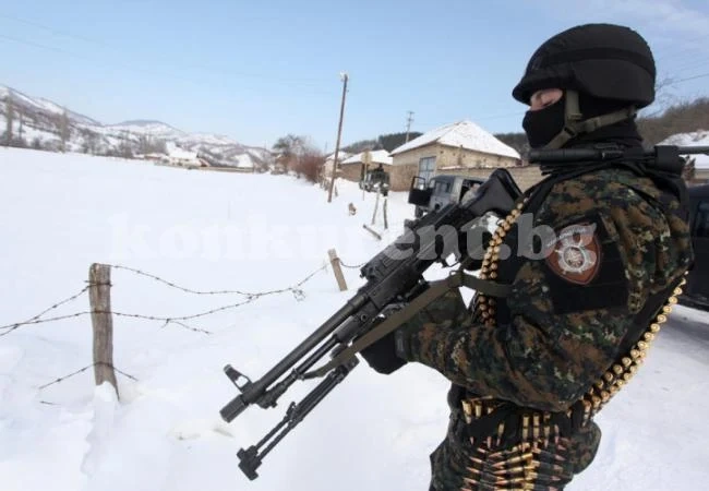 Въоръжени албанци вилнеят в сръбско село (ВИДЕО)
