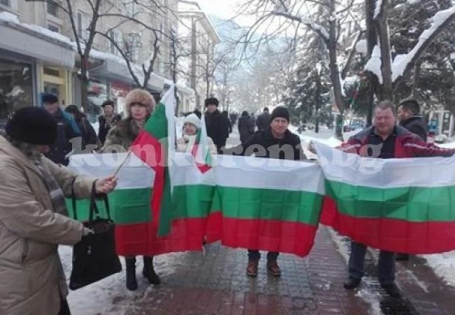 Воеводите ще раздадат стотици национални трибагреници