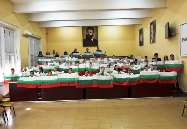 Първокласниците във Враца развяха българския флаг