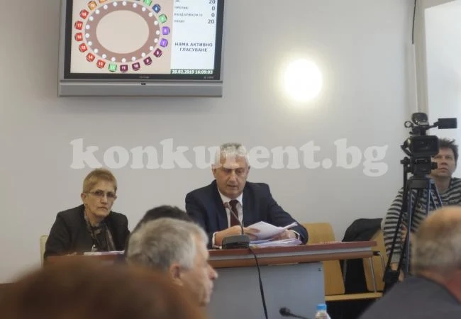 Съветници правят политика от стиропор