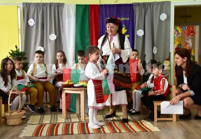  Посрещнаха Баба Марта в Детска градина „Европейчета“
