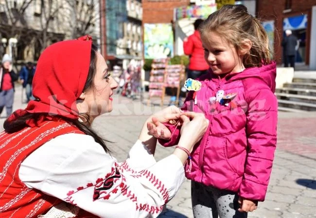 Баба Марта зарадва във Враца малки и големи с мартеници