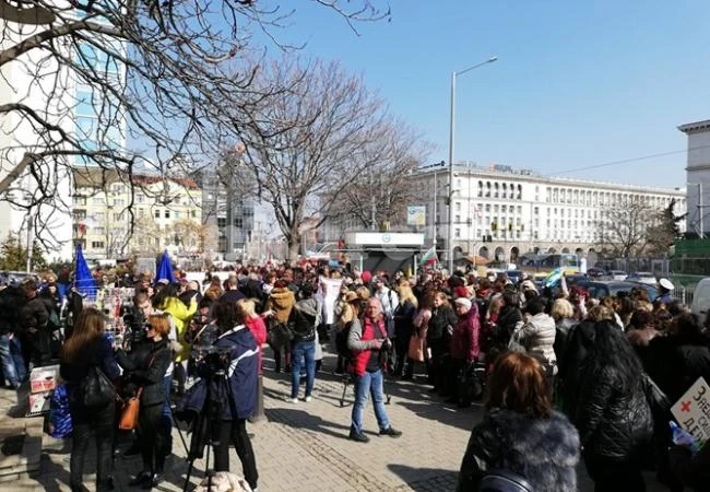 Над 100 медицински сестри, акушерки, лаборанти протестираха за по-добри условия (Снимки)
