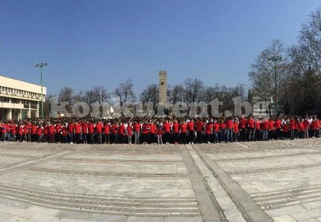 „Баба Вида“ оживя в бяло и червено