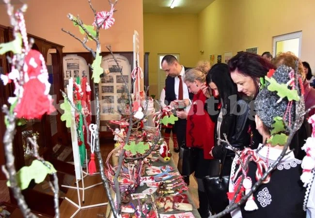 Възпитаниците на училище „Св. Софроний Врачански“ организираха благотворителен мартенски базар