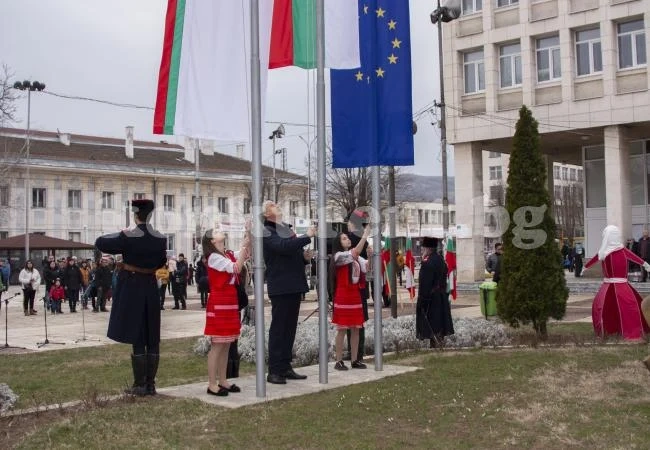 Мездра отбеляза 141 години от Освобождението на България от турско робство СНИМКИ