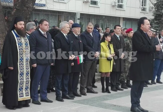 Хиляди развяха трибагреника на площад „Жеравица”