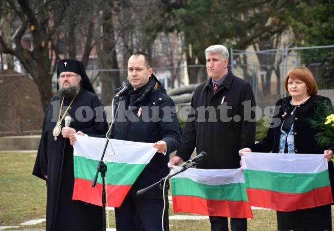 Враца отбеляза с шествие 3 март, хоро се изви на площада СНИМКИ