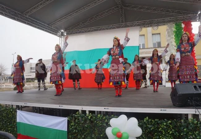 Цветна заря и спектакъл в Козлодуй за празника СНИМКИ