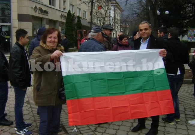 Патриотите си развяха знамената СНИМКИ