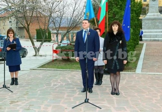 В Оряхово сведоха глави пред героите