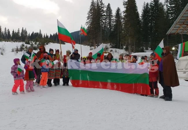 Вижте колко оригинално празнуваха 3-и март под Ком СНИМКИ