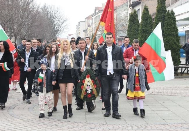 Разнообразна програма за празника в Лом СНИМКИ