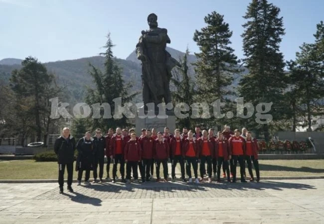 ЦСКА 1948 отбеляза празника с венец пред паметника на Ботев във Враца