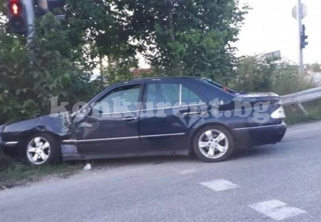 Мъртво пиян натресе колата си в \
