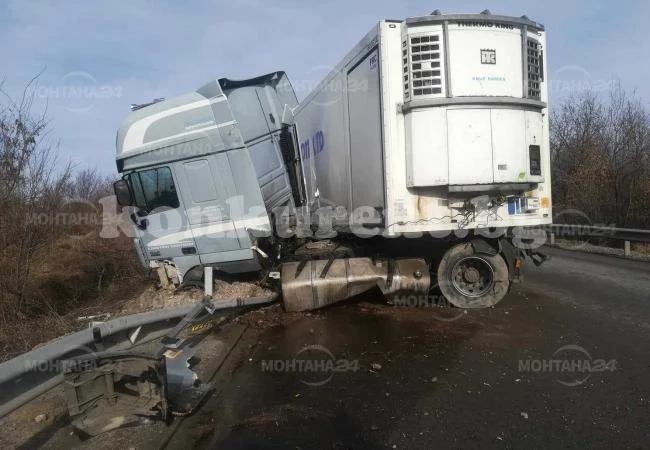 ТИР се завъртя на Е79 и затрудни движението (СНИМКИ)