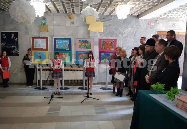 Детски парламент представи изложбата „110 години училище“