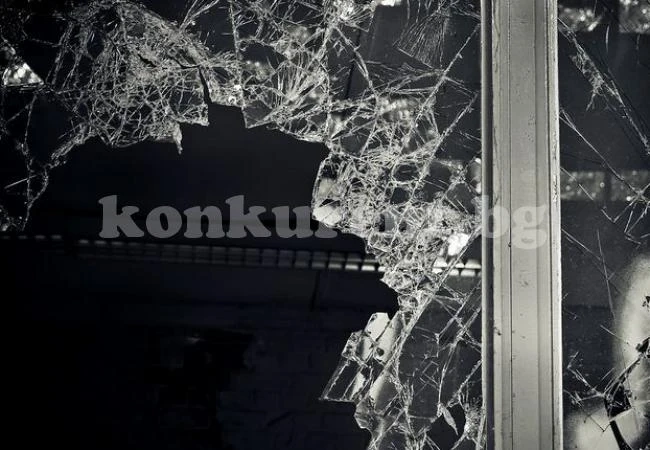 Апаш потроши стъклата на библиотека