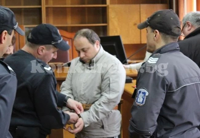 Любовна драма и психично разстройство - версиите защо внук размаза с кол главата на баба си