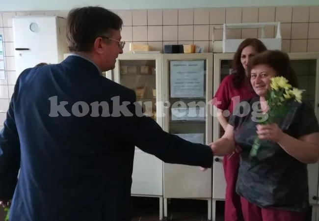 Зарадваха с аванси и заплати дамите в МБАЛ \