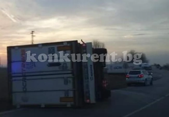 Тираджия обърна камиона си край Видин СНИМКИ