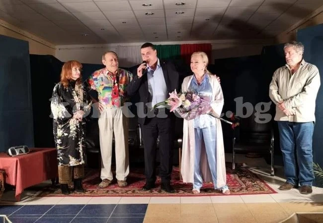 Това се казва изненада за 8 март - вижте какво подари Росен Добрев на жените в Оряхово