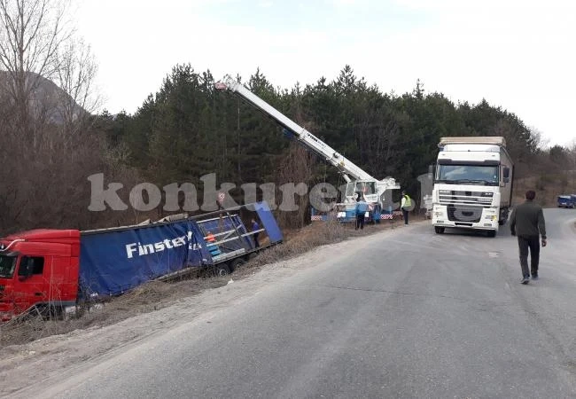 Отбиха трафика по Е79 заради катастрофа край Враца СНИМКИ