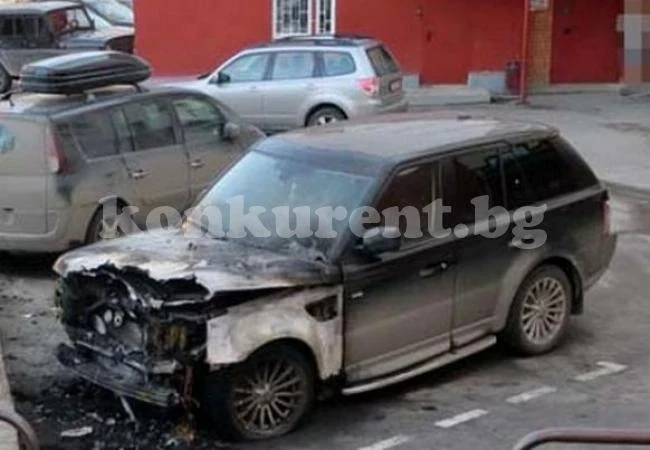 Пламна джип пред дома на собственика
