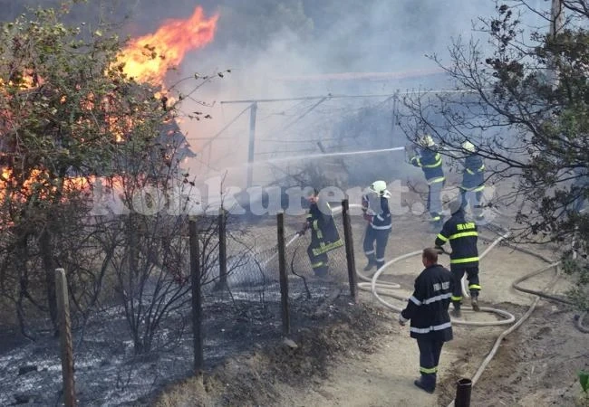 Мъж подпали сухи треви, но изгори и постройка на комшията