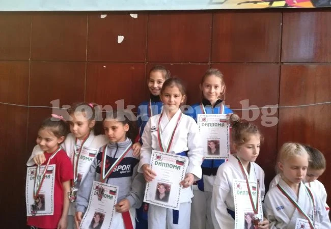 Купа и медали за възпитаниците на Бомбата и сенсей Тихолов