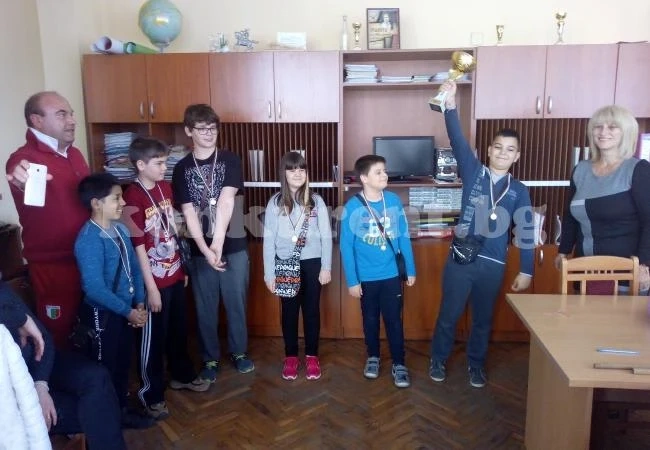Наградиха ученици за високи постижения