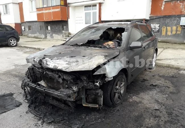 Автомобил горя на паркинг в „Дъбника“ (СНИМКИ)