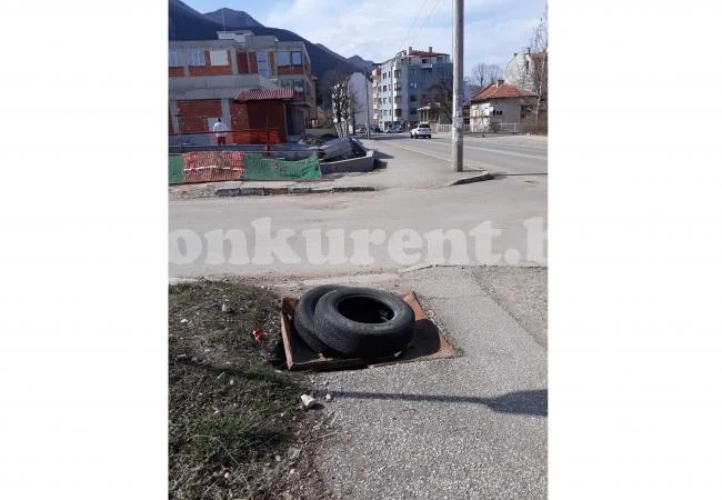 Опасна яма дебне пешеходците СНИМКИ