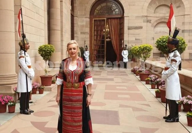 Новият ни посланик в Делхи се представи в народна носия