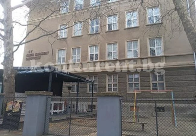 Десетокласничка намушкала съученичката си след скандал за дъвка
