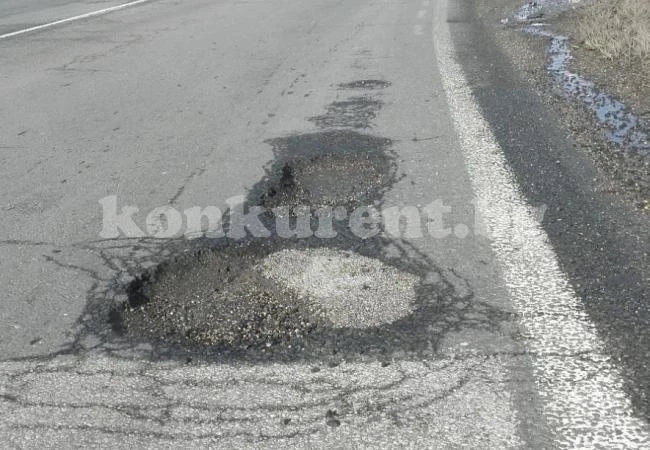 Дупки, които кривят джанти, се отвориха на Е79 СНИМКИ