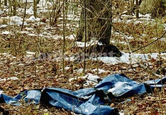 Откриха труп на мъж, прободен е с нож в гърдите