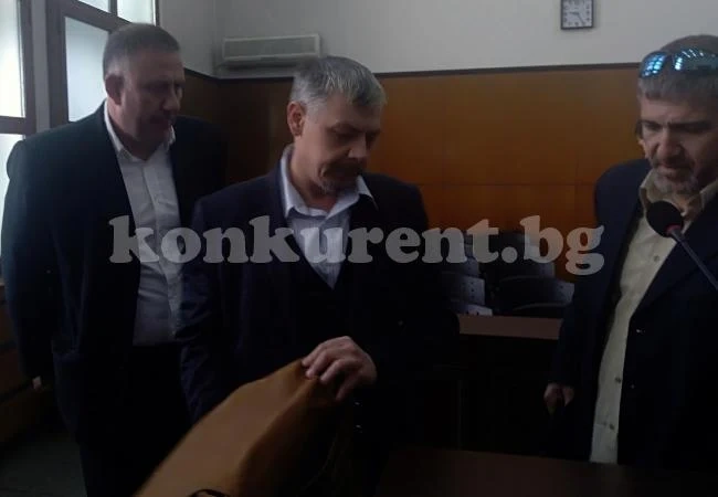 Бранят с протест Доктора, стрелял по крадец, майката на убития иска доживот
